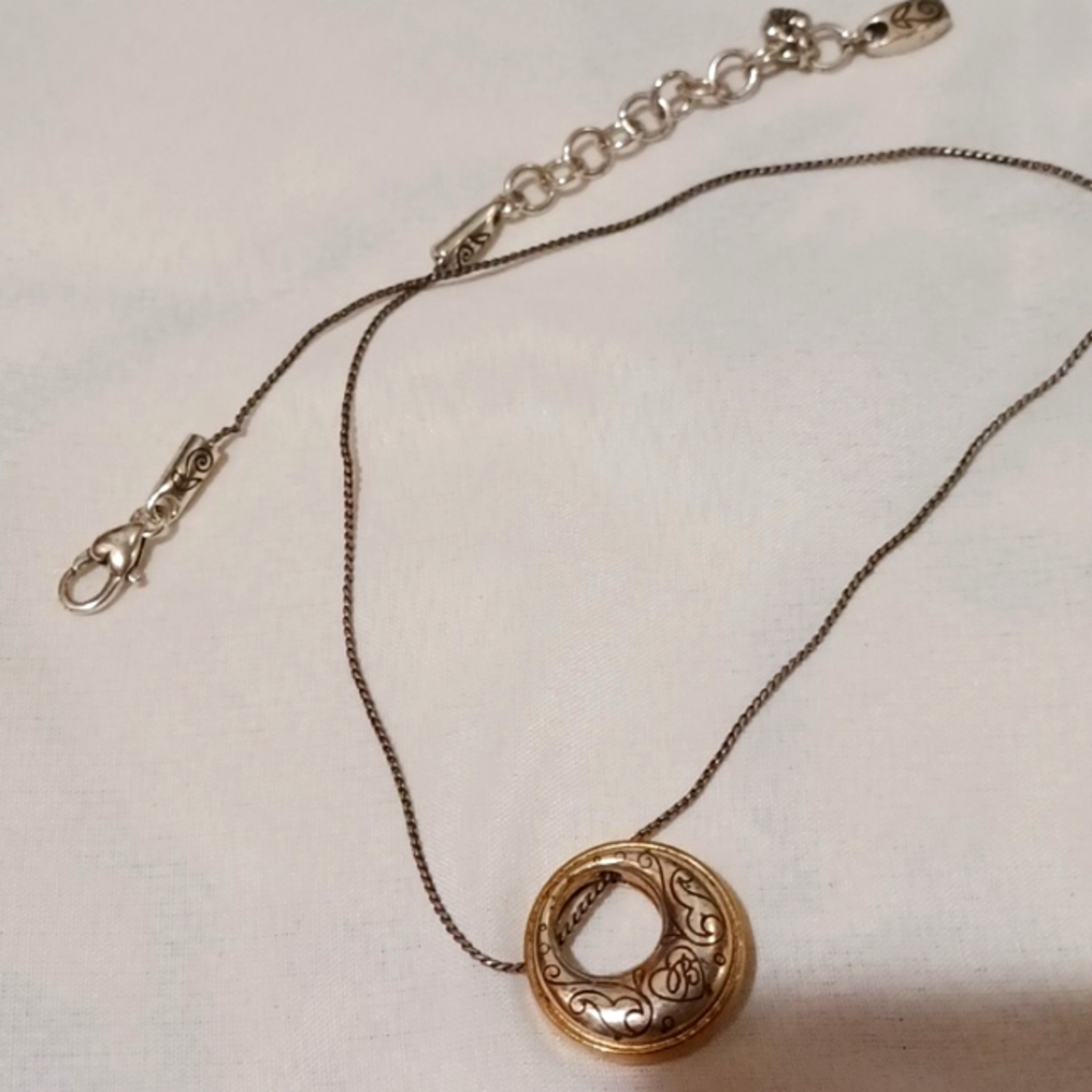 Beautiful silver tone necklace with toggle clasp and a clear stone in pendant